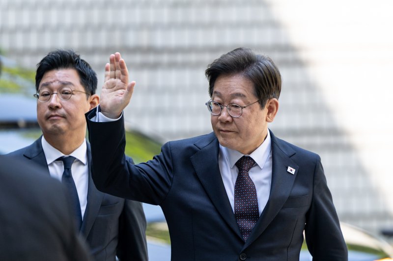 이재명 더불어민주당 대선 후보가 29일 오전 서울 서초구 서울중앙지방법원에서 열린 '대장동 배임 및 성남FC 뇌물' 1심 속행 공판에 출석하고 있다. 2025.4.29/뉴스1 ⓒ News1 이승배 기자