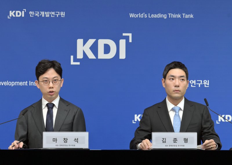 [세종=뉴시스] 사진은 김준형(오른쪽) 한국개발연구원(KDI) 연구위원과 마창석 연구위원이 29일 오전 정부세종청사에서 '최근의 환율 변동이 물가에 미치는 영향' 관련 브리핑을 진행하고 있는 모습. (사진=KDI 제공) 2025.04.29. photo@newsis.com