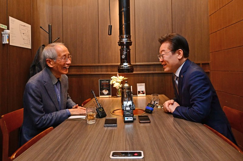 이재명 더불어민주당 대표가 30일 서울 여의도 모처에서 윤여준 전 환경부 장관과 오찬 회동을 하고 있다. (공동취재) 2024.10.30/뉴스1 ⓒ News1 김민지 기자