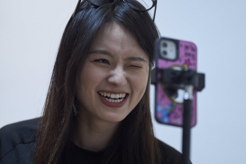 중국에서 온라인을 통해 사이버 중매를 하고 있는 티안신이 25일 새벽 중국 항저우에서 중국 소셜 미디어 앱인 샤오홍슈(레드노트)를 이용한 라이브 스트리밍을 진행하고 있다. AP 뉴시스