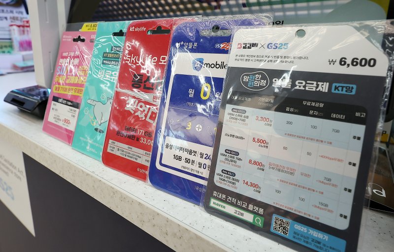 SK텔레콤 유심 해킹 사건 이후 유심 무료 교체 신청이 몰리며 혼란이 커지자, 이용자들이 편의점에서 알뜰폰 유심을 구매하는 사례가 급증했다. 편의점 4사의 유심 매출은 2배 이상 증가했으며, 일부 점포는 품절 사태도 발생했다. 사진은 29일 서울 시내 한 편의점에서 판매하는 알뜰폰 유심. 2025.4.29/뉴스1 ⓒ News1 김진환 기자