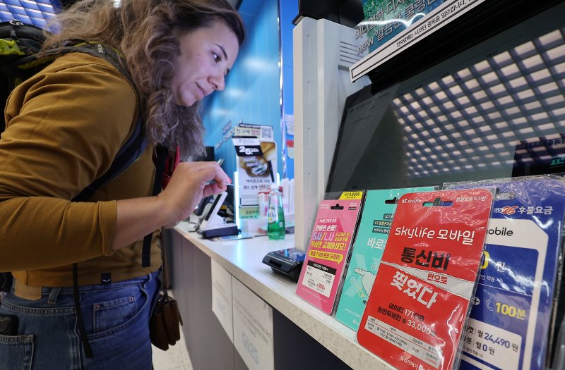 SK텔레콤 유심 해킹 사건 이후 유심 무료 교체 신청이 몰리며 혼란이 커지자, 이용자들이 편의점에서 알뜰폰 유심을 구매하는 사례가 급증했다. 편의점 4사의 유심 매출은 2배 이상 증가했으며, 일부 점포는 품절 사태도 발생했다. 사진은 29일 서울 시내 한 편의점에서 판매하는 알뜰폰 유심. 2025.4.29/뉴스1 ⓒ News1 김진환 기자