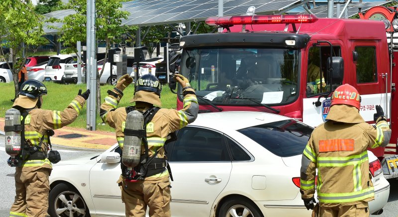 [대구=뉴시스] 이무열 기자 = 2023년 8월 14일 대구 동구 괴전동 일대에서 열린 재난 현장 신속 출동 및 원활한 소방 활동 전개를 위한 '불법 주·정차 강제처분 훈련'에서 출동로 상 황색 이중 실선에 불법 주차된 차량을 소방차로 강제 돌파하고 있다. 2023.08.14. lmy@newsis.com