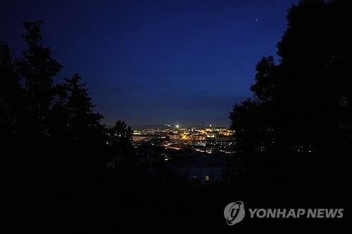스페인 총리 "전력 절반 복구…정전원인 어떤 가정도 배제안해" (출처=연합뉴스)