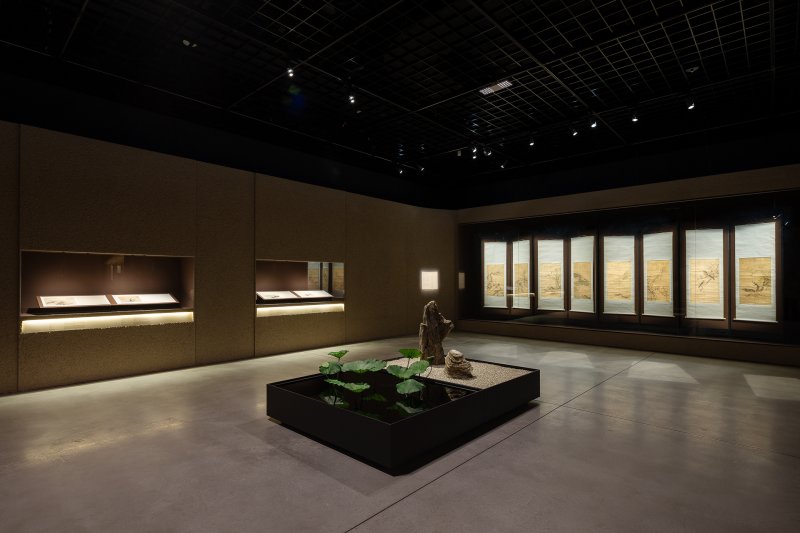 '화조미감' 2부, ‘시정詩情, 자연과 시를 품다’ - 특별공간 전시 전경 ⓒ 간송미술문화재단 (대구간송미술관 제공)