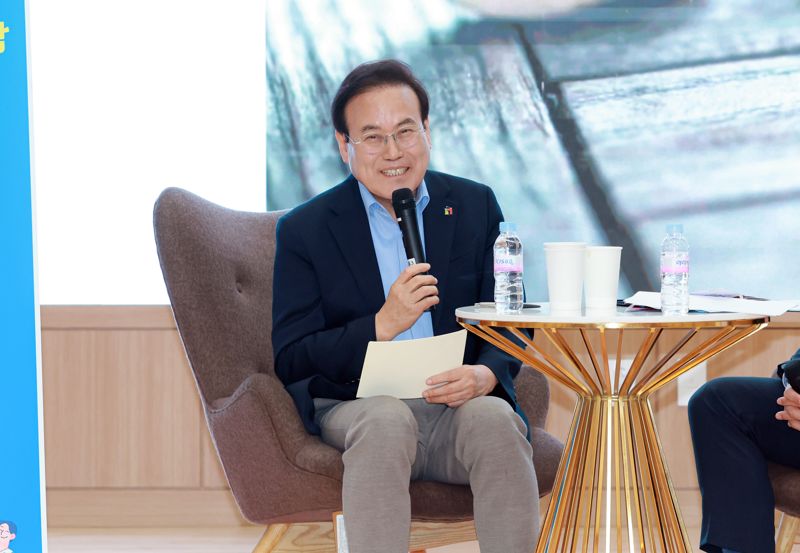 서거석 전북특별자치도교육감이 29일 전북대를 찾아 학생들을 만나고 특강 하는 모습. 전북교육청 제공