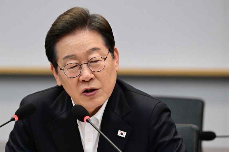이재명 더불어민주당 대선 후보가 28일 오후 경기도 이천시 SK하이닉스 이천캠퍼스에서 열린 'K-반도체' AI메모리반도체 기업 간담회에 참석해 모두발언을 하고 있다. 2025.4.28/뉴스1 ⓒ News1 국회사진취재단