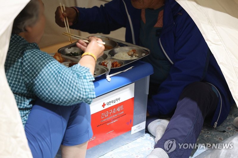 대피소에서의 아침 (출처=연합뉴스)
