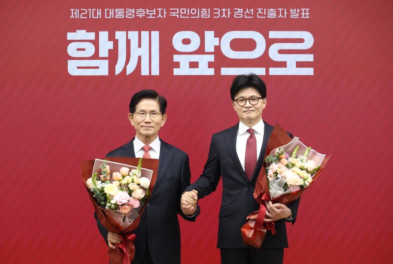 29일 서울 여의도 국민의힘 당사에서 열린 제21대 대통령 후보자 국민의힘 3차 경선 진출자 발표 행사에서 3차 경선에 진출한 김문수(왼쪽) 후보와 한동훈 후보가 기념촬영을 하고 있다. 2025.4.29/뉴스1 ⓒ News1 국회사진취재단