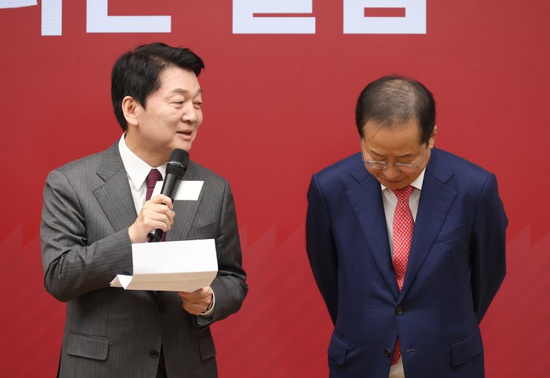 29일 서울 여의도 국민의힘 당사에서 열린 제21대 대통령 후보자 국민의힘 3차 경선 진출자 발표 행사에서 진출에 실패한 안철수 후보가 소감을 밝히고 있다. 오른쪽은 홍준표 후보.2025.4.29/뉴스1 ⓒ News1 국회사진취재단