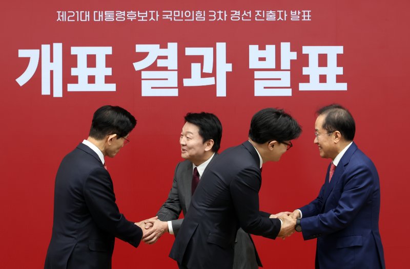 29일 서울 여의도 국민의힘 당사에서 열린 제21대 대통령 후보자 국민의힘 3차 경선 진출자 발표 행사에서 결과 발표 후 후보들이 인사를 나누고 있다. 2025.4.29/뉴스1 ⓒ News1 국회사진취재단