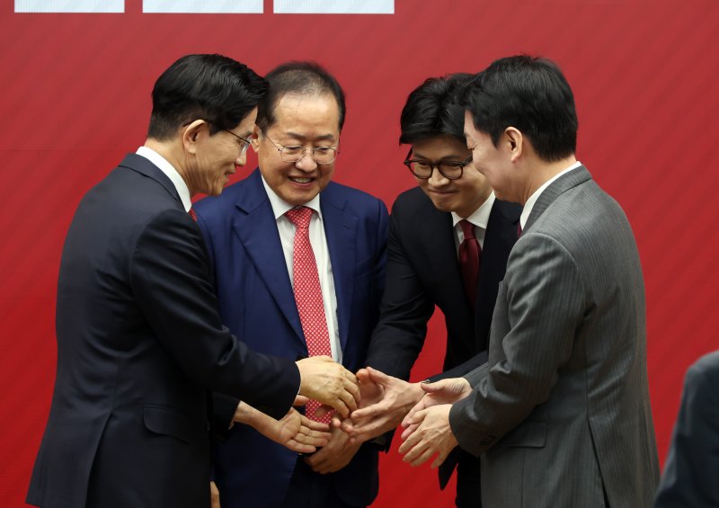 29일 서울 여의도 국민의힘 당사에서 열린 제21대 대통령 후보자 국민의힘 3차 경선 진출자 발표 행사에서 결과 발표 후 후보들이 인사를 나누고 있다. 2025.4.29/뉴스1 ⓒ News1 국회사진취재단