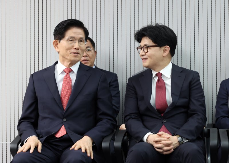 29일 서울 여의도 국민의힘 당사에서 열린 제21대 대통령 후보자 국민의힘 3차 경선 진출자 발표 행사에서 결과 발표 전 김문수, 한동훈 후보가 대화하고 있다. 2025.4.29/뉴스1 ⓒ News1 국회사진취재단
