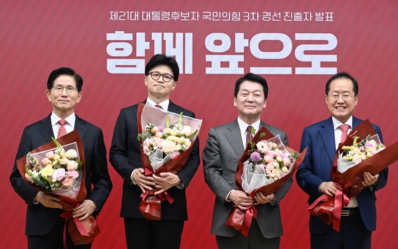 29일 서울 여의도 국민의힘 당사에서 열린 제21대 대통령 후보자 국민의힘 3차 경선 진출자 발표 행사에서 결과발표 후 김문수(왼쪽부터), 한동훈, 안철수, 홍준표 후보가 기념 촬영하고 있다. 2025.4.29/뉴스1 ⓒ News1 국회사진취재단