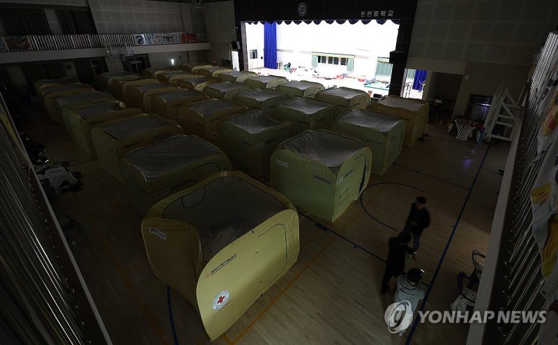 대피소 설치된 중학교 강당 (출처=연합뉴스)