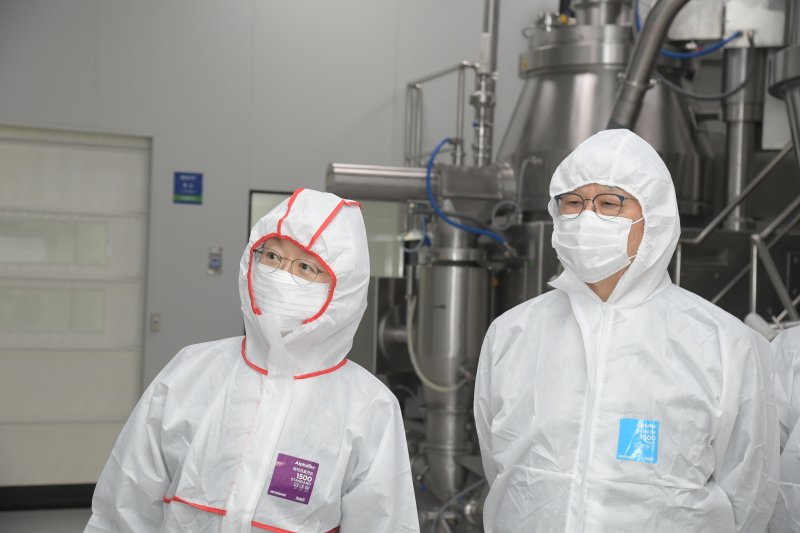 [서울=뉴시스] 식품의약품안전처는 29일 충남 천안에 소재한 종근당 천안공장을 방문해 격려하고, 제약업계와의 간담회를 개최했다고 밝혔다. (사진=식약처 제공) 2025.04.29. photo@newsis.com *재판매 및 DB 금지