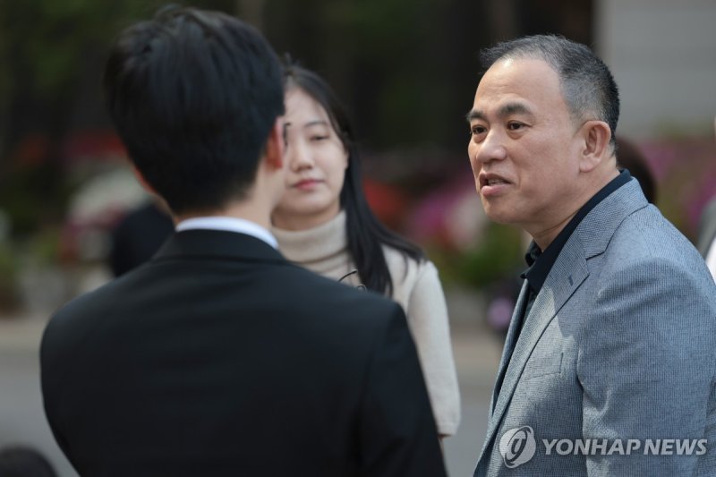 질문에 답하는 '정치 브로커' 명태균 (출처=연합뉴스)