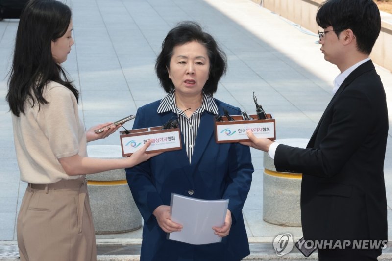 취재진 질문에 답하는 김영선 전 의원 (출처=연합뉴스)