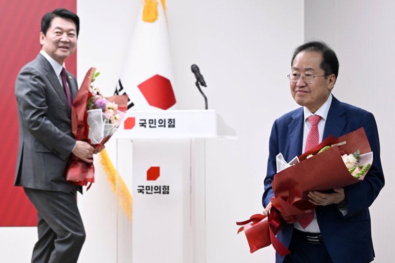 토토 홍보 후보가 29일 서울 여의도 국민의힘 당사에서 열린 제21대 대통령 후보자 국민의힘 3차 경선 진출자 발표 행사에서 탈락 발표가 난 후 퇴장하고 있다. 국회사진취재단