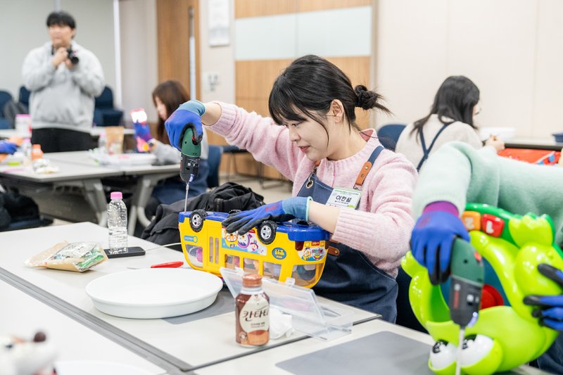 지난 1월 밸유 봉사단 3기가 롯데케미칼 의왕사업장에 방문해 사회공헌활동을 진행하고 있다. (사진=롯데지주 제공) *재판매 및 DB 금지