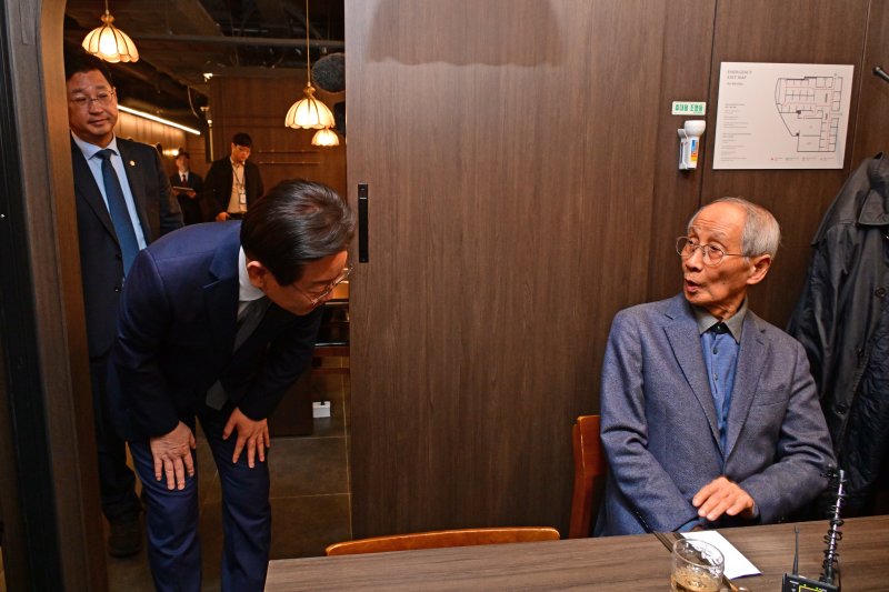 이재명 더불어민주당 대표가 30일 서울 여의도 모처에서 윤여준 전 환경부 장관과 오찬을 갖고 인사하고 있다. (공동취재) 2024.10.30/뉴스1 ⓒ News1 김민지 기자