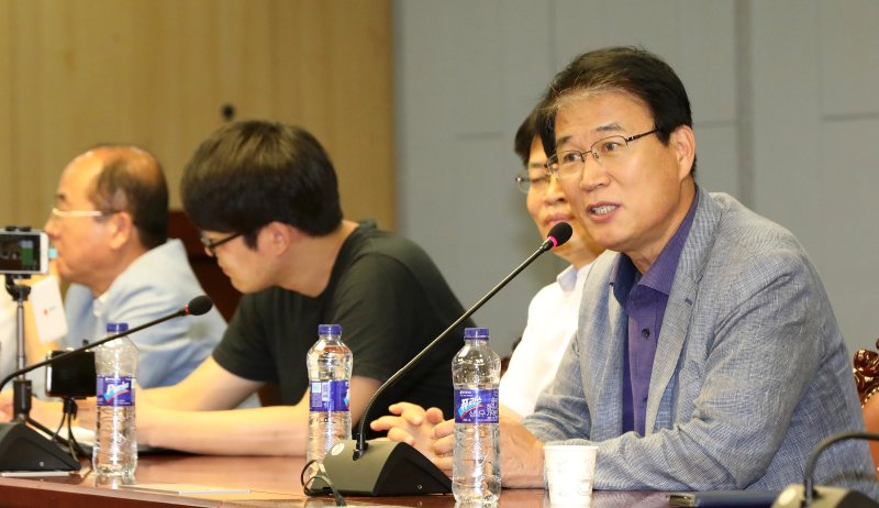 권오을 전 바른정당 최고위원이 16일 오후 서울 여의도 국회의원회관에서 열린 바른미래당 원외비상대책위원회·전 시도당 협의회 주최 당대표·최고위원 후보 핵심 공약 토론회에서 인사말을 하고 있다. 2018.8.16/뉴스1 ⓒ News1 안은나 기자