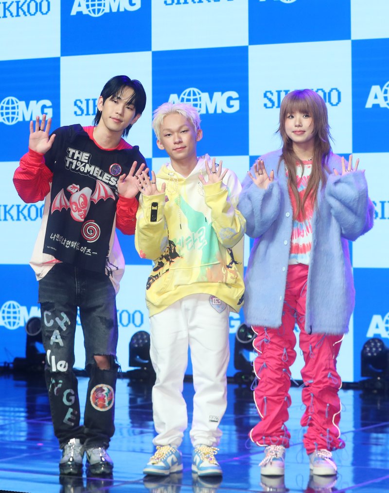 혼성 힙합그룹 '식구(SIKKOO)', AOMG 2.0 입구서 '얼씨구 절씨구'