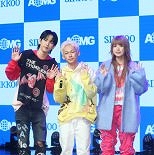 혼성 힙합그룹 ′식구(SIKKOO)′, AOMG 2.0 입구서 ′얼씨구 절씨구′