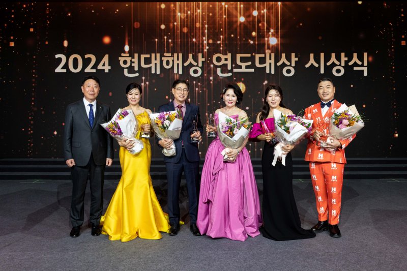 이석현 현대해상 대표이사(왼쪽 첫번째)가 29일 서울 광진구 워커힐호텔에서 열린 '2024 연도대상 시상식'에서 현대명장 수상자들과 기념촬영을 하고 있다. 현대해상 제공
