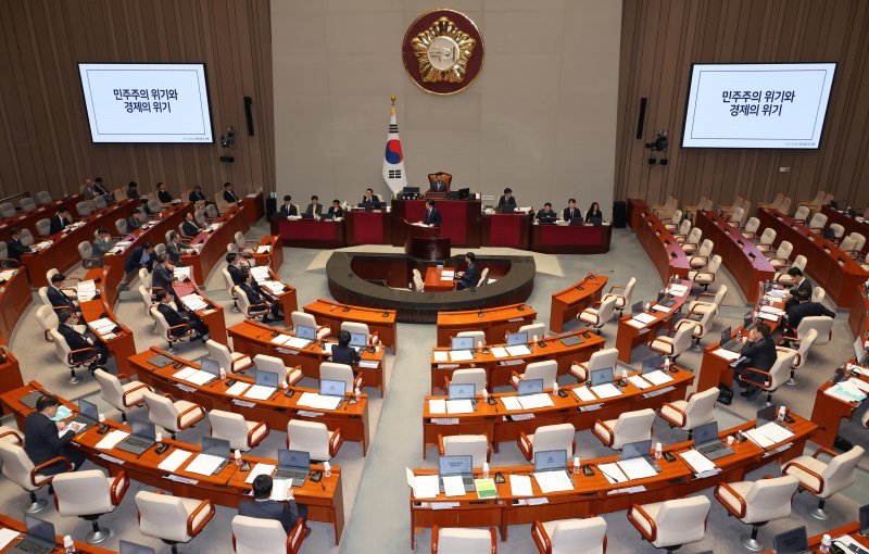 29일 오전 서울 여의도 토토 커뮤니티에서 열린 예산결산특별위원회 전체회의에서 최상목 경제부총리 겸 기획재정부 장관 등 관계 국무위원들이 출서한 가운데 2025년도 제1회 추가경정예산안에 대한 종합정책질의가 진행되고 있다. /사진=뉴시스