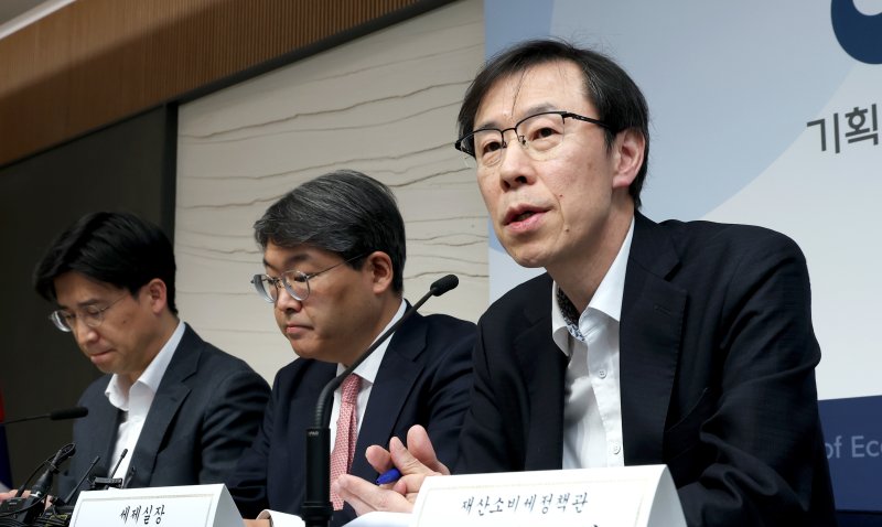 정정훈 기획재정부 세제실장(오른쪽). 뉴스1 제공