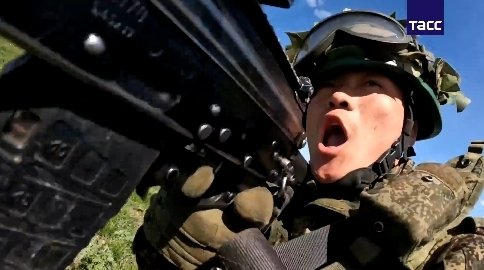 러시아 국영 타스통신이 29일 공개한 우크라이나 전쟁 참전 북한군의 실제 전투 모습. 뉴스1