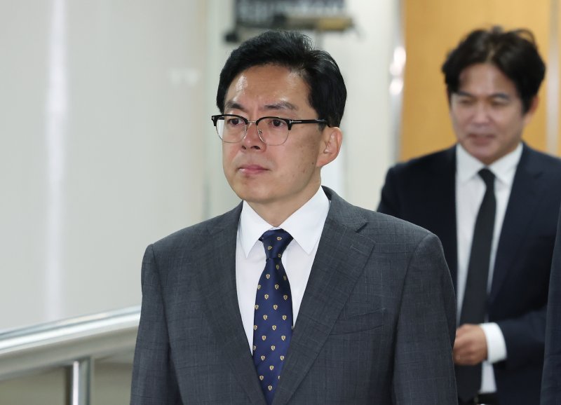 '술접대 의혹' 지귀연, 추가 입장표명 없이 '내란 재판' 진행