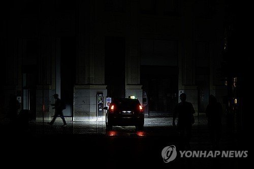 정전사태 발생한 스페인의 한 거리 (출처=연합뉴스)