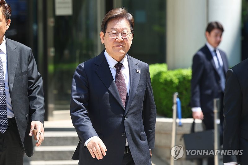 더불어민주당 이재명 대선 후보가 29일 서울 서초구 서울중앙지방법원에서 열린 '대장동 배임ㆍ성남FC 뇌물' 1심 속행 공판이 끝난 뒤 법원을 나서고 있다.연합뉴스
