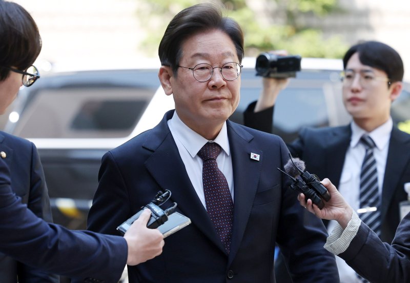 [서울=뉴시스] 추상철 기자 = 이재명 더불어민주당 제21대 대통령 선거 후보가 29일 오전 서울 서초구 서울중앙지방법원에서 '대장동 배임 및 성남FC 뇌물 의혹' 혐의와 관련 공판에 출석하고 있다. 2025.04.29. scchoo@newsis.com