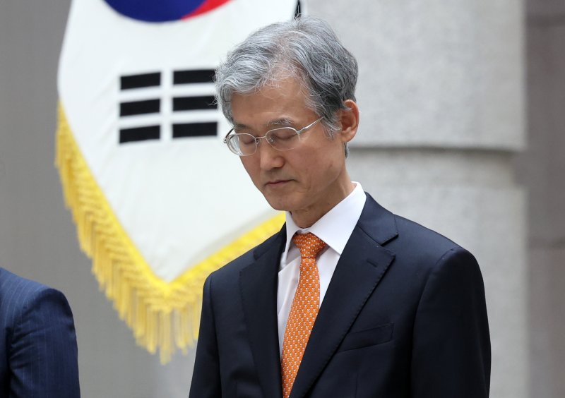 [서울=뉴시스] 이영환 기자 = 조희대 대법원장이 지난 9일 오전 서울 서초구 대법원에서 열린 마용주 대법관 취임식에서 묵념을 하고 있다. 2025.04.29. 20hwan@newsis.com