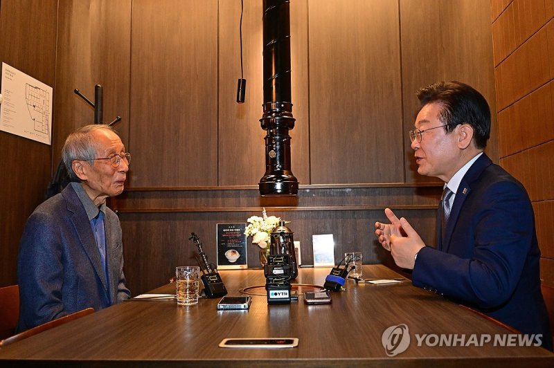 이재명, 윤여준 전 장관과 오찬회동 (출처=연합뉴스)