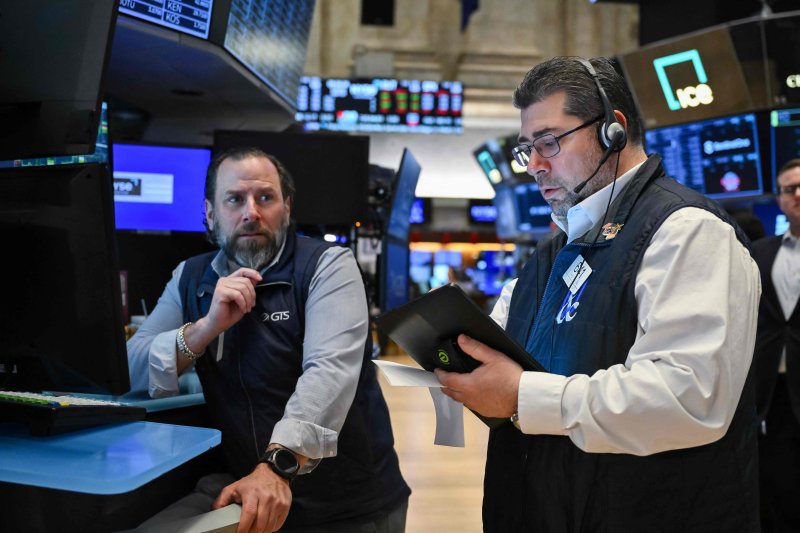 지난 4월 29일 뉴욕시 뉴욕증권거래소(NYSE)에서 트레이더들이 심각한 표정으로 거래를 진행하고 있다. AFP 연합뉴스