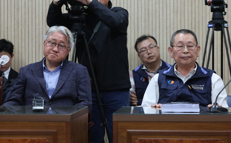 [서울=뉴시스] 황준선 기자 = 김정환(왼쪽) 서울시버스운송사업조합 이사장과 박점곤 전국자동차노동조합연맹 서울시버스노동조합 위원장이 29일 오후 서울 영등포구 서울지방노동위원회에서 열린 서울 시내버스 노사 조정 회의에 참석해 있다.이날 합의에 이르지 못하면 서울 시내버스 노조는 30일 첫 차부터 준법투쟁과 파업 등 쟁의 행위에 돌입한다. 2025.04.29. hwang@newsis.com