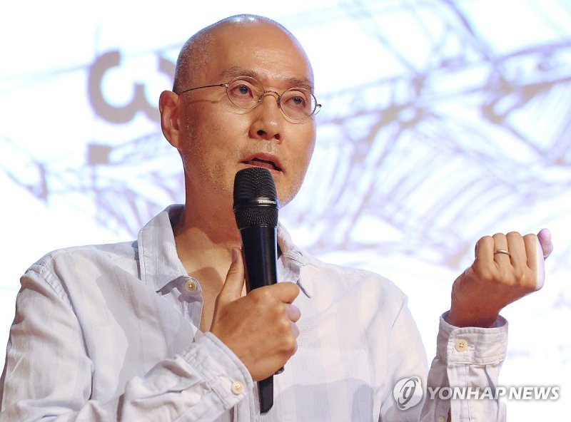 작년 8월 서울에서 개인전을 열고 기자들과 만난 서도호 작가 (출처=연합뉴스)
