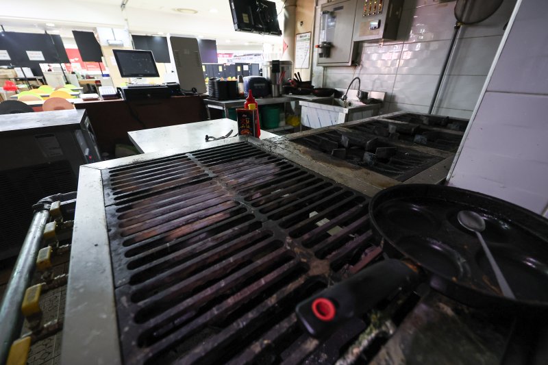 서울 시내 한 식당가에 폐업한 가게가 썰렁한 모습을 보이고 있다. 2025.2.25/뉴스1 ⓒ News1 김도우 기자