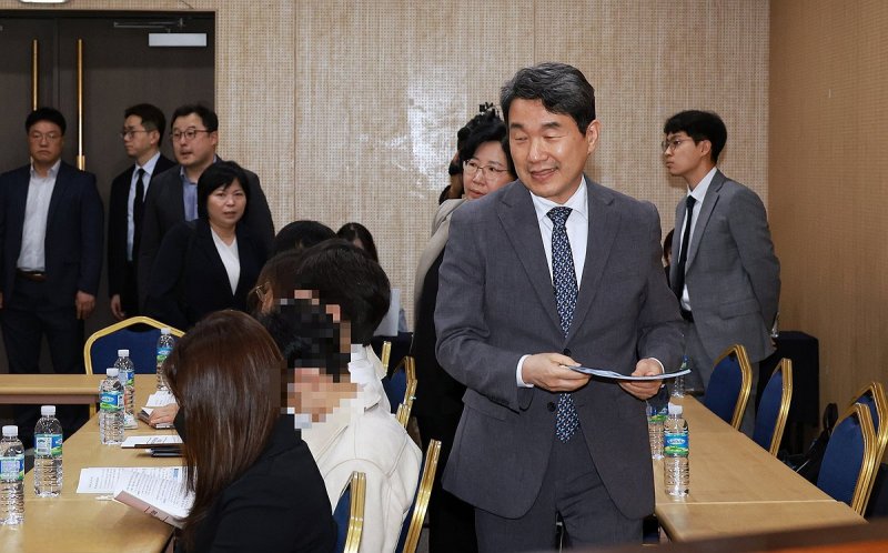 의대생 간담회에 참석하는 이주호 부총리 (출처=연합뉴스)