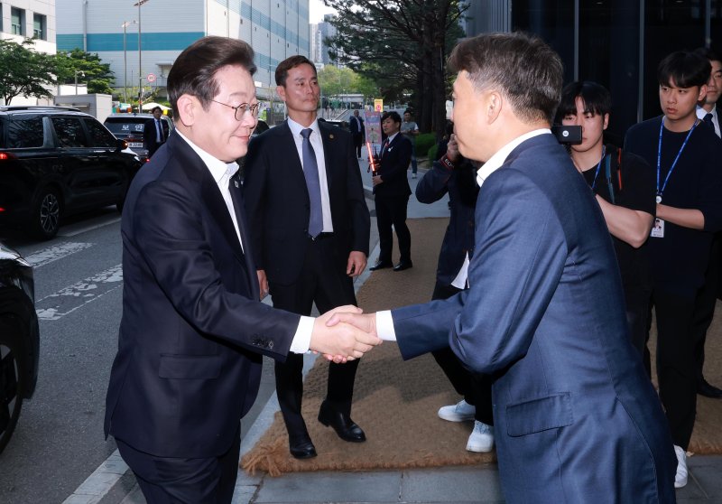 [이천=뉴시스] 국회사진기자단 = 이재명 더불어민주당 제21대 대통령 선거 후보가 28일 경기 이천시 SK하이닉스에서 열린 ‘K-1xbet login’ AI메모리1xbet login 기업 간담회에 참석하며 곽노정 CEO와 인사하고 있다. 2025.04.28. photo@newsis.com