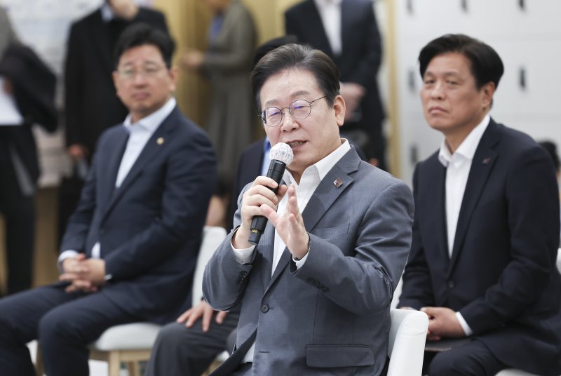 이재명 더불어민주당 대표가 20일 오전 서울 강남구 삼성 청년 소프트웨어 아카데미(SSAFY)에서 열린 청년 취업 지원을 위한 현장 간담회에서 발언하고 있다. (공동취재) 2025.3.20/뉴스1 ⓒ News1 김민지 기자