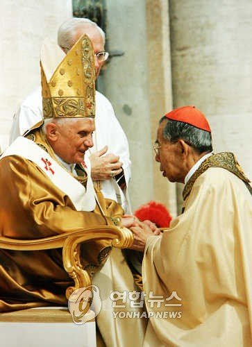 교황과 인사나누는 김수환 추기경 (출처=연합뉴스)