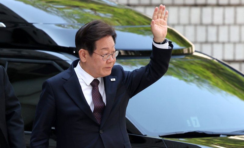 이재명 더불어민주당 제21대 대통령 선거 후보가 29일 오전 서울 서초구 서울중앙지방법원에서 '대장동 배임 및 성남FC 뇌물 의혹' 혐의와 관련 공판에 출석하며 지지자를 향해 손을 흔들고 있다. 2025.04.29. /사진=뉴시스