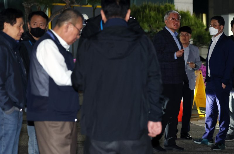 김정환 서울시버스운송사업조합 이사장(오른쪽)과 박점곤 서울시버스노동조합 위원장이 30일 새벽 서울 영등포구 서울지방노동위원회에서 열린 서울 시내버스 노사 조정 회의에서 막판 조정회의까지 이어지는 진통끝에 합의점을 찾지 못하고 협상 결렬을 맞이한 뒤 교섭장을 나서고 있다. 2025.4.30/뉴스1 ⓒ News1 이동해 기자