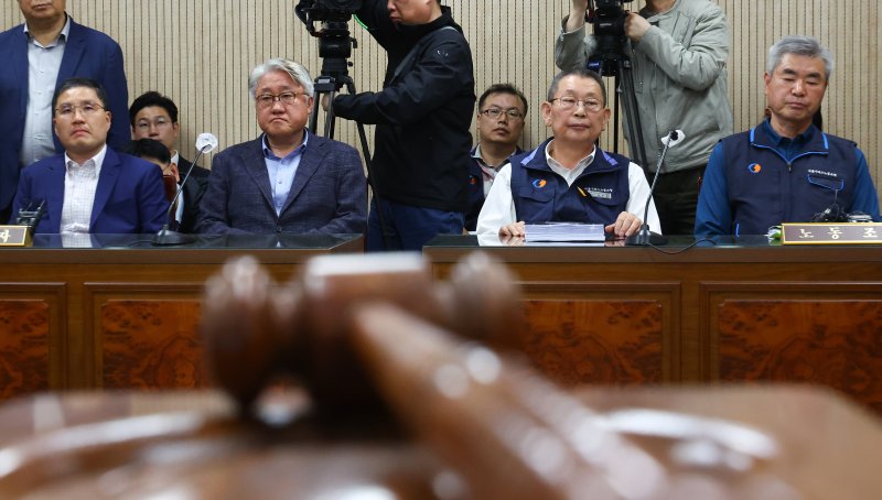 김정환 서울시버스운송사업조합 이사장(왼쪽 두 번째)과 박점곤 전국자동차노동조합연맹 서울시버스노동조합 위원장(왼쪽 세 번째)이 29일 오후 서울 영등포구 서울지방노동위원회에서 열린 서울 시내버스 노사 조정 회의에 참석해 있다. (공동취재) 2025.4.29/뉴스1 ⓒ News1 이승배 기자