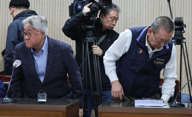 김정환 서울시버스운송사업조합 이사장(왼쪽)과 박점곤 전국자동차노동조합연맹 서울시버스노동조합 위원장이 29일 오후 서울 영등포구 서울지방노동위원회에서 열린 서울 시내버스 노사 조정 회의가 중단되자 자리를 나서고 있다. (공동취재) 2025.4.29/뉴스1 ⓒ News1 이승배 기자